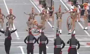 واہگہ بارڈر پر پرچم اتارنے کی تقریب کے دوران بھارتی سپاہی بندوق نہ سنبھال سکا