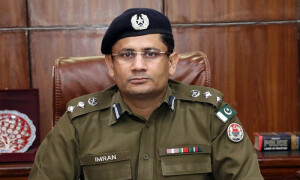 &rsquo;راکھ سے بھرا پیالہ اور تعویذ&lsquo;، عمران خان کے گھر چھاپہ مارنے والے پولیس افسر کے حیران کن دعوے