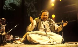 دُنیا پرآواز کا جادو چلانے والے نصرت فتح علی خان دلوں میں آج بھی زندہ
