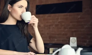 چائے کے ساتھ یہ 3 غذائیں ہرگز نہ کھائیں