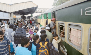 ڈیزل مہنگا ہونے کے بعد ٹرین کے کرایوں میں اضافہ کردیا گیا