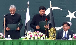 نگراں وزیر اعلیٰ سندھ مقبول باقر نے عہدے کا حلف اٹھا لیا، مراد علی شاہ رخصت
