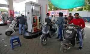 بھارت میں مہنگائی پر کنٹرول کیلئے پیٹرول سستا کرنے پر غور