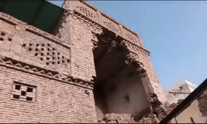 صادق آباد کے نوجوان نے خزانے کی تلاش میں اپنا قدیمی گھر گرا دیا