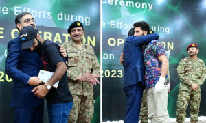 بٹگرام ریسکیو آپریشن میں حصہ لینے والوں کو وزیراعظم نے گلے لگا لیا،اعزازات تقسیم