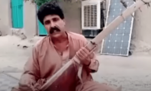 پنجرہ پُل: نگراں وزیراعظم نے بلوچستان کے گلوکار کی فریاد سُن لی