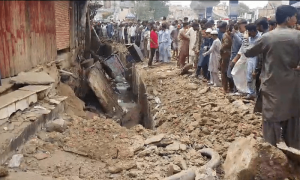 کراچی: لسبیلہ چوک پر نالے میں دھماکے سے 9 افراد زخمی، 20 دکانوں کو نقصان