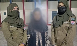 کمسن بچی پر تشدد کرکے ویڈیو بنانے والی ملزمہ گرفتار، بچی چائلڈ پروٹیکشن بیورو کے سپرد