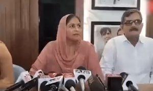 نیرج چوپڑا کی والدہ کا ارشد ندیم کی حمایت میں بھارتی رپورٹرکو کرارا جواب