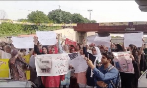 راولپنڈی: مہنگی بجلی کیخلاف خواجہ سراؤں کا مظاہرہ، آئیسکو آفس کا گھیراؤ