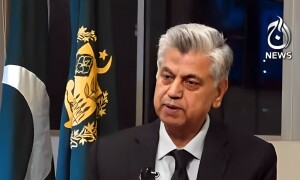 پرویز الہیٰ کی گرفتاری: &rsquo;عدالت نے یہ نہیں کہا کہ کسی بھی مقدمے میں گرفتار نہ کیا جائے&lsquo;
