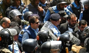 سائفر کیس: &rsquo;جب ملزم گرفتار ہوتو خود پیش نہیں ہوسکتا&lsquo;
