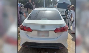 چلتی گاڑی میں میاں بیوی کا جھگڑا، شوہر نے خود کو گولی مارلی
