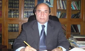 عدالتوں میں عمران خان کی وکالت کرنے پر لطیف کھوسہ کو شوکاز نوٹس جاری