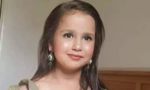 سارہ شریف کیس: بچی کا والد، سوتیلی والدہ اور چچا برطانیہ پہنچتے ہی طیارے سے گرفتار