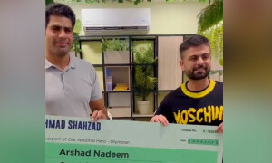 قومی کرکٹر احمد شہزاد نے ایتھلیٹ ارشد ندیم کو 10 لاکھ کا چیک دے دیا