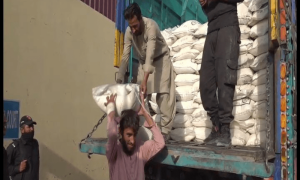 کوئٹہ: اسمگل کی جانیوالی چینی برآمد کرکے شہریوں میں سستے داموں فروخت