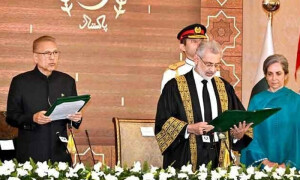 جسٹس قاضی فائزعیسیٰ نے چیف جسٹس پاکستان کا حلف اٹھالیا