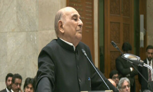 آپ اپنے لیے مشکلات پیدا کر رہے ہیں، چیف جسٹس کا خواجہ طارق رحیم سے مکالمہ