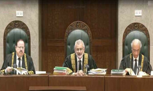 سپریم کورٹ پریکٹس اینڈ پروسیجر کیس: چیف جسٹس دو سینئر ججز سے بنچز کی تشکیل پر مشاورت کریں گے، فیصلہ
