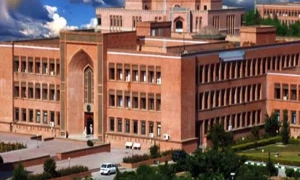 اسلامک انٹرنیشنل یونیورسٹی کے طلبا کا سڑک پر بستر رکھ کر احتجاج