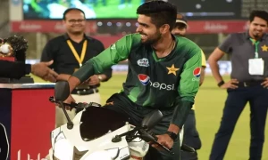 قومی ٹیم کے کپتان بابر اعظم کا چالان کٹ گیا