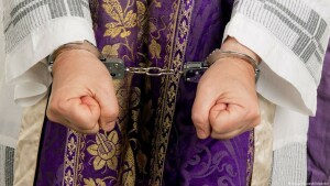 خواتین پر جنسی حملے کرکے ویڈیو بنانے والا 34 سالہ پادری گرفتار