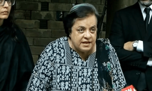 توہین عدالت کیس: شیریں مزاری کو گرفتارکرنے والے پولیس اہلکاروں کیخلاف کارروائی کا حکم
