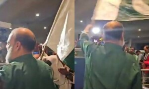 بھارتی حکام نے چاچا بشیر سے پاکستانی پرچم چھین لیا