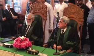 جسٹس عرفان سعادت نے قائم قام چیف جسٹس سندھ ہائیکورٹ کا حلف اٹھا لیا