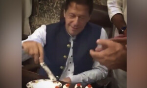 عمران خان 71 برس کے ہوگئے، سالگرہ کے کیک پر قیدی نمبر درج