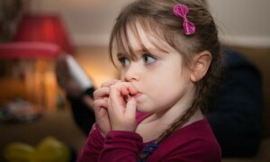 کیا منہ سے ناخن کا کترنا ایک موروثی بیماری ہے؟