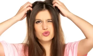 سر کی خارش سے پریشان ہیں تو یہ ٹوٹکے آزمائیں