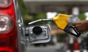 پیٹرول کی قیمت 300 روپے سے نیچے آنے کا امکان