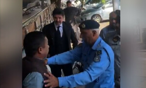 چیئرمین پی ٹی آئی کے وکیل شیرافضل مروت کی ایک اور لڑائی کی ویڈیو سامنے آگئی