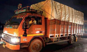 انتخابات سے قبل مشکوک ٹرک سے 750 کروڑ روپے برآمد، پولیس بھی چکرا گئی