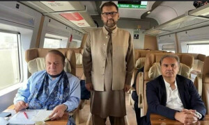 وطن واپسی میں حائل قانونی رکاوٹیں دور، نواز شریف جدہ سے دبئی پہنچ گئے