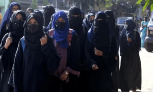 کرناٹک میں امتحانی مراکز پر حجاب کی اجازت دینے پر انتہا پسند مشتعل