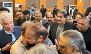 ایون فیلڈ و العزیزیہ کیس: نوازشریف کی سزا کے خلاف اپیلیں بحال کردی گئیں
