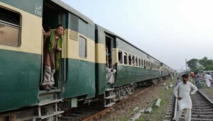 لاہور سے کراچی جانے والی خیبر میل ایکسپریس خوفناک حادثے سے بچ گئی