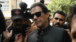 چیئرمین پی ٹی آئی عمران خان سے 10 وکلاء کو ملاقات کی اجازت مل گئی، نعیم پنجوتھا کا نام خارج