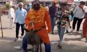 کاغذات نامزدگی جمع کرانے کیلئے امیدوار گدھے پر پہنچ گیا