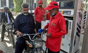 کیا پیٹرول کی قیمت ایک بار پھر کم ہوگی؟