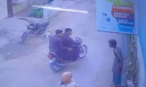 کراچی: کھمبے کے ساتھ باندھے گئے چور کو مسلح ساتھی چُھڑا لے گئے
