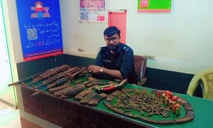 کراچی میں مین ہول سے اسلحہ برآمد، کلاشنکوف بھی شامل