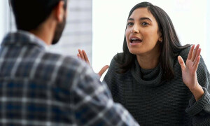 مسلسل بولنے والے شریک حیات کو کس طرح چپ کرایا جائے؟