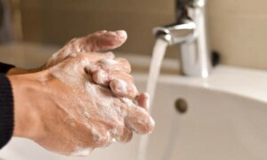 کھانا پکانے والی خواتین ہاتھوں میں رچی مصالحوں کی بو ایسے ختم کریں
