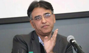 اسد عمر کا سیاست سے علیحدگی کا اعلان، پی ٹی آئی کی بنیادی رکنیت سے مستعفی