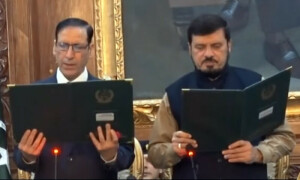 ارشد حسین شاہ نے نئے نگراں وزیراعلیٰ خیبرپختونخوا کا حلف اٹھا لیا، وزیراعظم کی مبارکباد