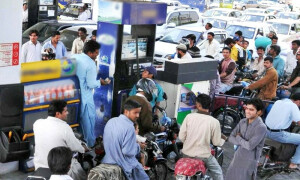 ڈالر مہنگا لیکن عالمی منڈی میں خام تیل سستا، 15 نومبر کو پیٹرولیم مصنوعات کی قیمتوں میں اہم تبدیلی کا امکان